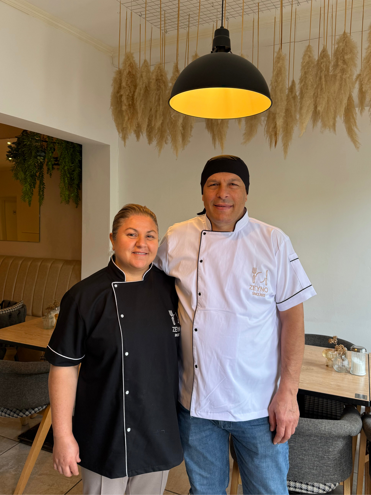 Zeynep Kaya und Hasan Kaya, Inhaber des Restaurants Zeyno in Bad Hersfeld, im Gastraum