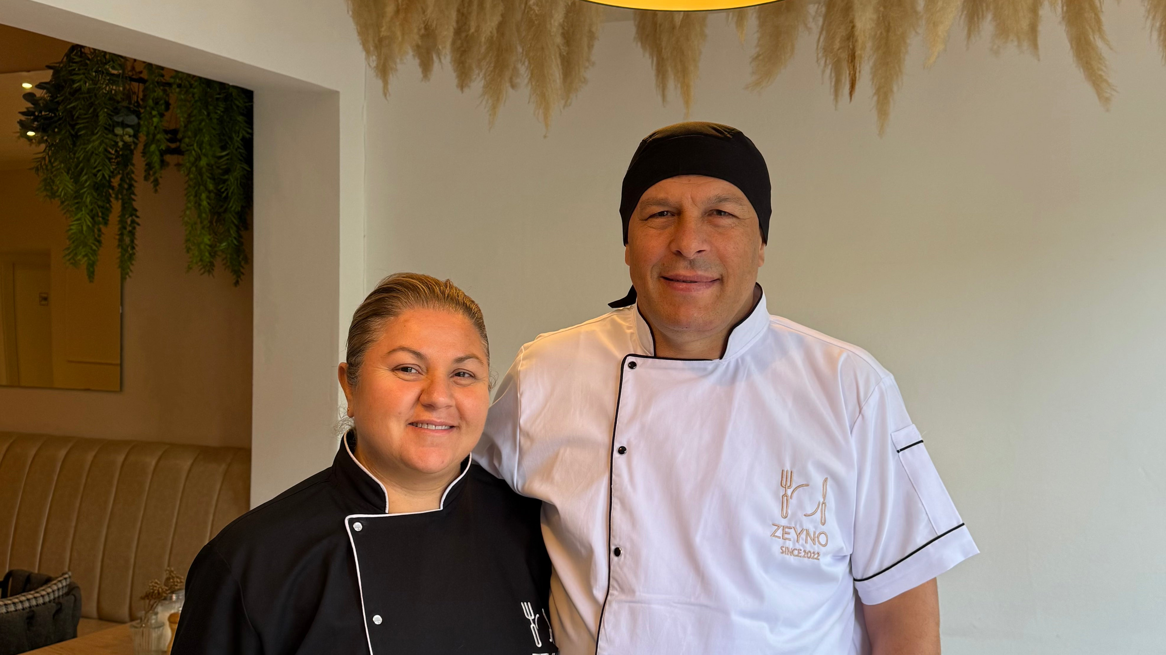 Zeynep Kaya und Hasan Kaya, Inhaber des Restaurants Zeyno in Bad Hersfeld, im Gastraum
